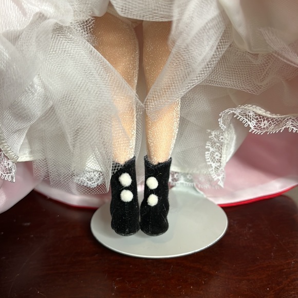 Madame Alexander’s 10” White Christmas Set #15380 - Picture 7 of 11